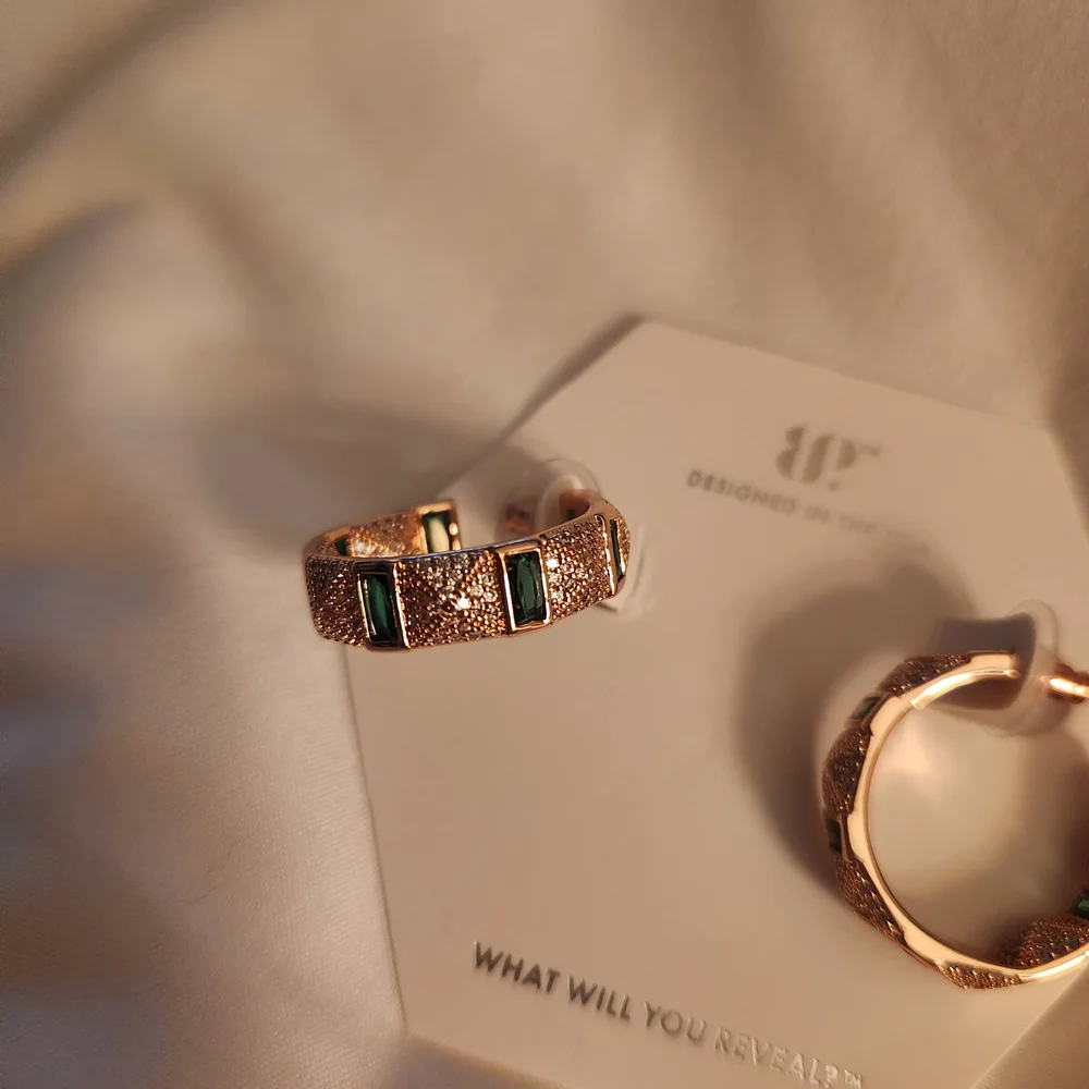 Bomb Party Elegant Rose Gold Hoop Earrings - Picture 4 of 6